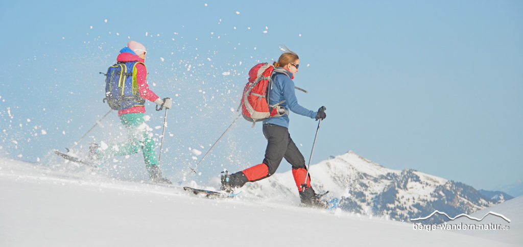 Schneeschuhwanderer beim Bergablaufen