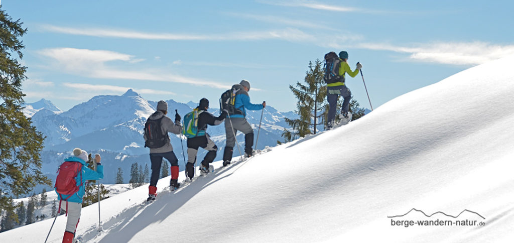 Schneeschuhgruppe beim Anstieg zum Gipfelziel