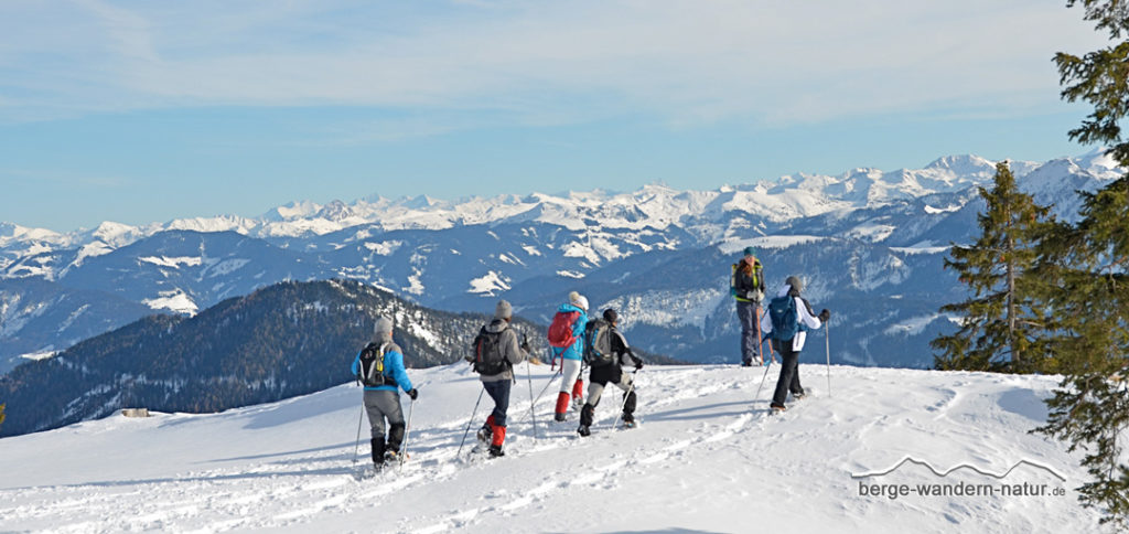 Schneeschuhwanderer beim Abstieg nach Steinberg