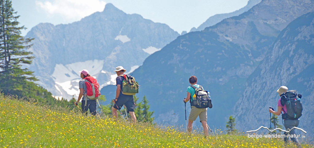 Wandergruppe im Karwendelgebirge Richtung Plumsjochhütte