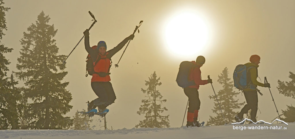 Schneeeschuhwanderer beim Sprung in Pulverschnee