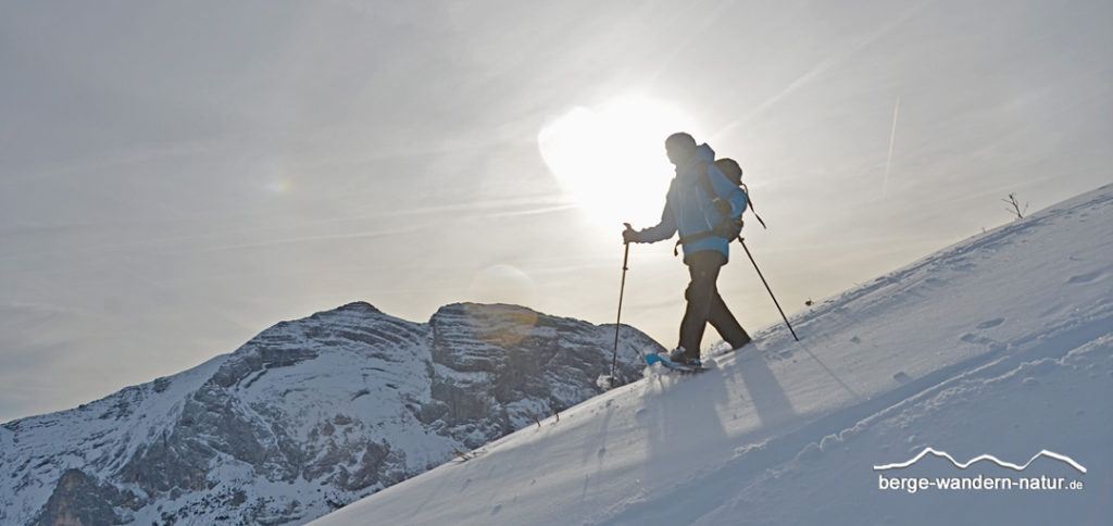 Schneeschuhwanderer vor Guffertspitze