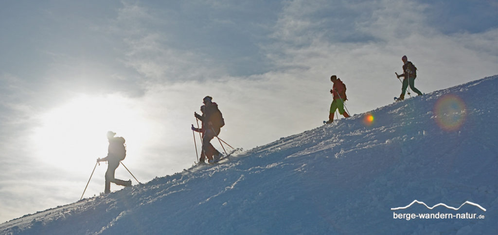 Schneeschuhwanderer beim Abstieg vom Gipfel