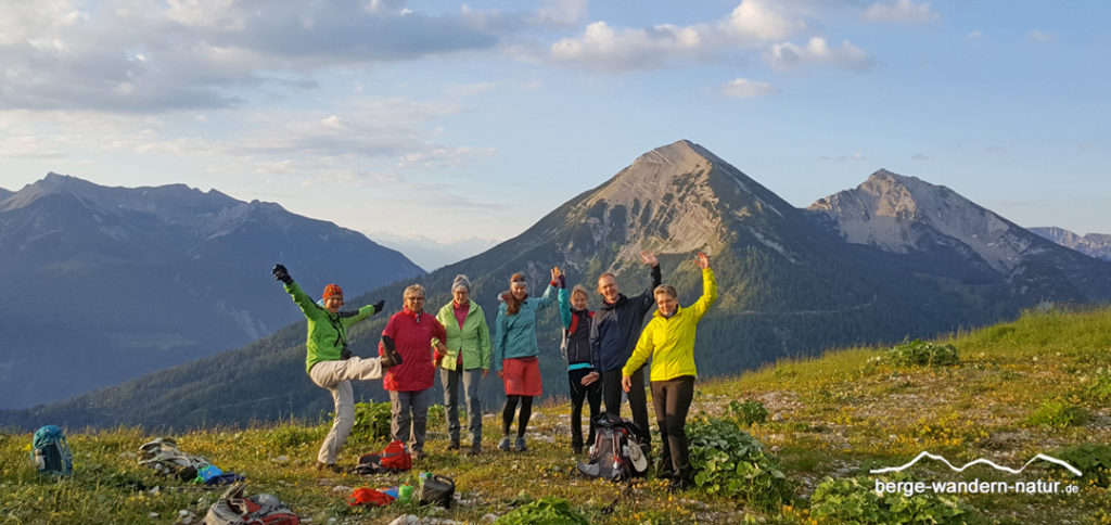 glückliche Wandergruppe am Gipfel bei einer Sonnenaufgangstour-Naturwanderwoche Achensee