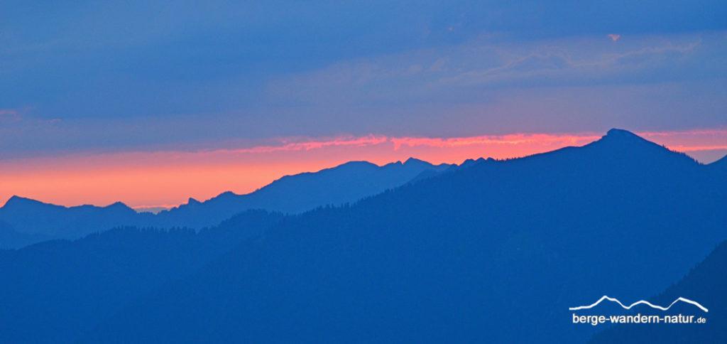 Sonnenaufgang am Gipfel mit Blick in das Rofangebirge