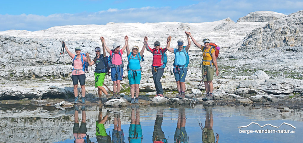 glückliche Alpenüberquerer nach 17 tagesetappen