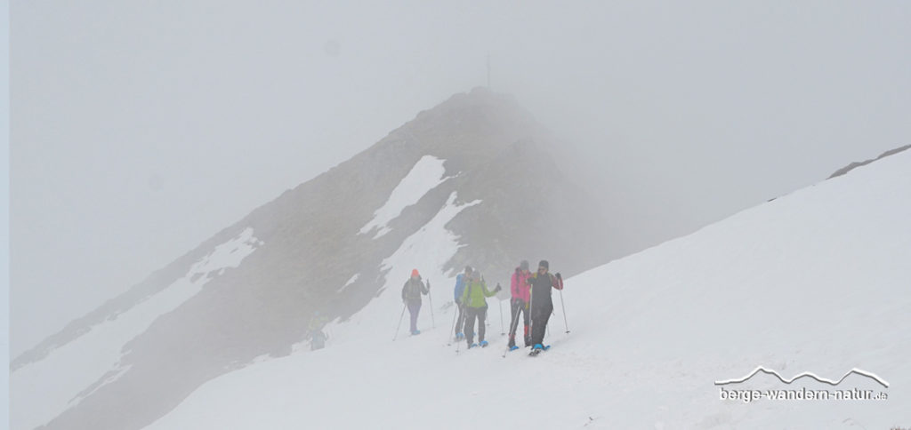 Schneeschuh-Wandergruppe im Obernberger Tal
