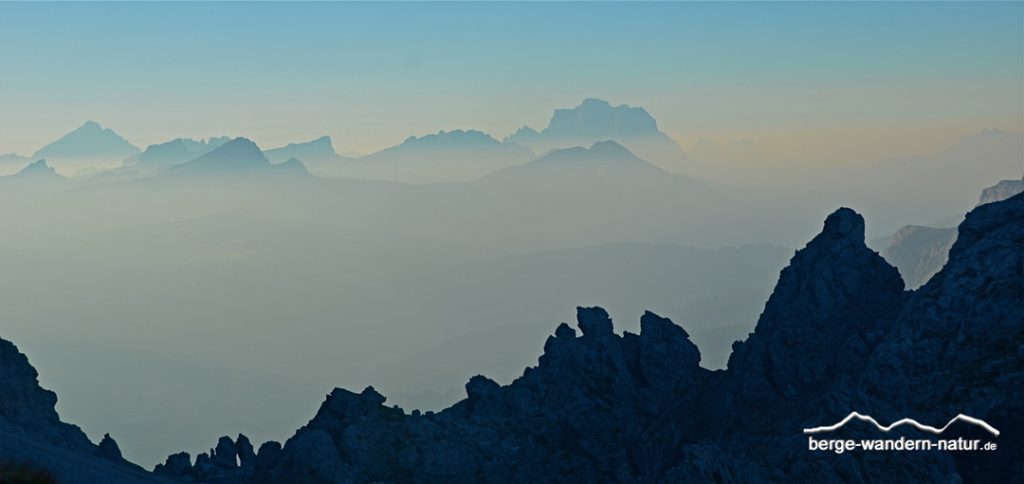 bergpanorama in den Dolomiten