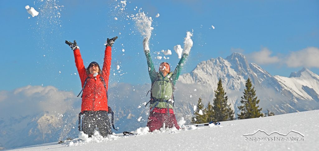 glückliche Schneeschuhwanderinnen nach geführter Tour mit LASI