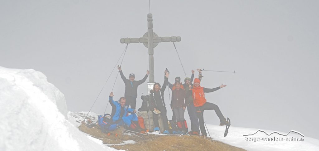 stolze Schneeschuhgruppe von Berge-Wandern-Natur.de am Gipfel
