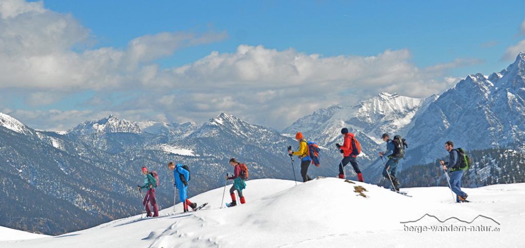 geführte Schneeschuhgruppe beim Aufstieg zum Gipfel im Naturpark Karwendel