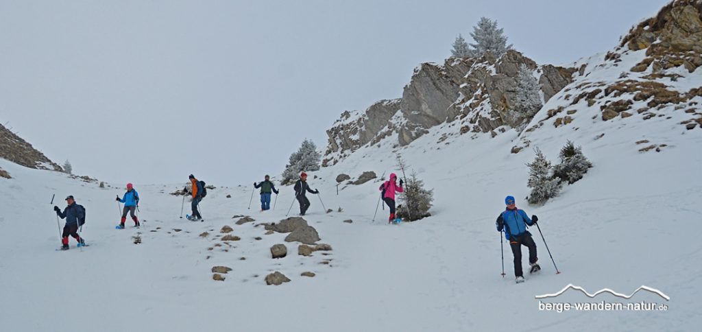 Schneeschuhgruppe beim Abstieg