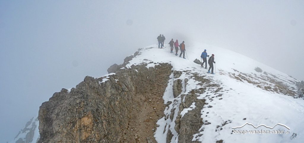 geführte Schneeschuhgruppe LASI bei mystischer Nebelstimmung im Karwendel 