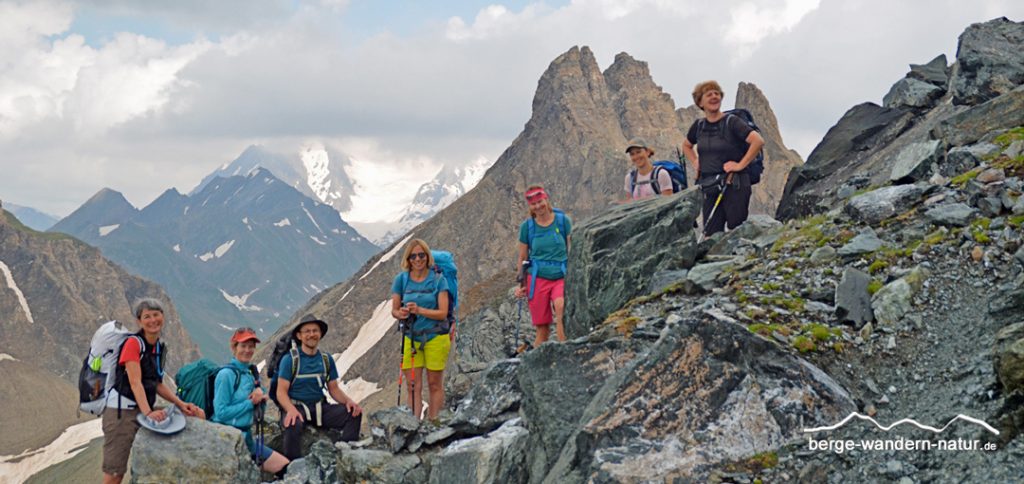 Wandergruppe LASI auf Alpenüberquerung vor der Brixner Hütte