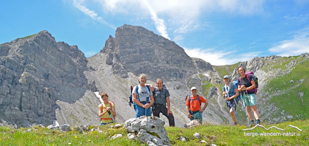 Wandergruppe im Karwendelgebirge hier bei einer geführten Karwendelhüttentour