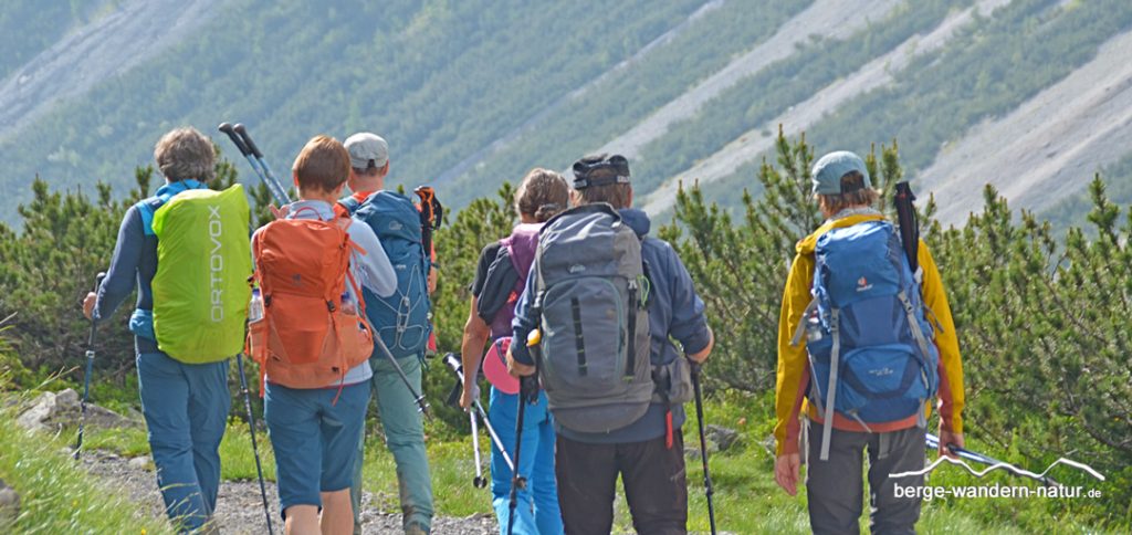 Wandergruppe beim Abstieg der Karwendeltour