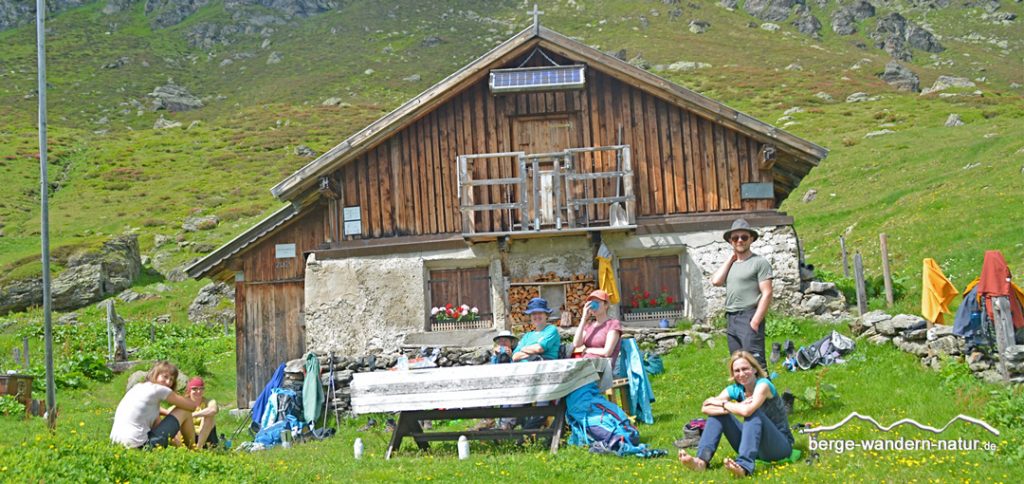 geführte Alpenüberquerer bei der Rast 