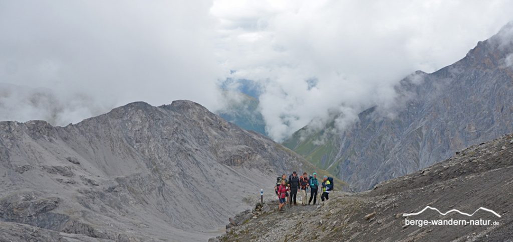 Wandergruppe im Val Sassa im Schweizer Nationalpark